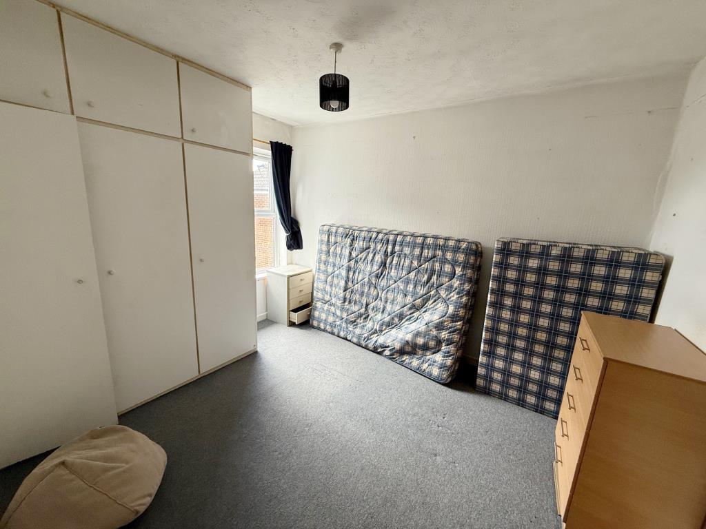 Lot: 44 - FLAT FOR IMPROVEMENT - Bedroom with built in wardrobes